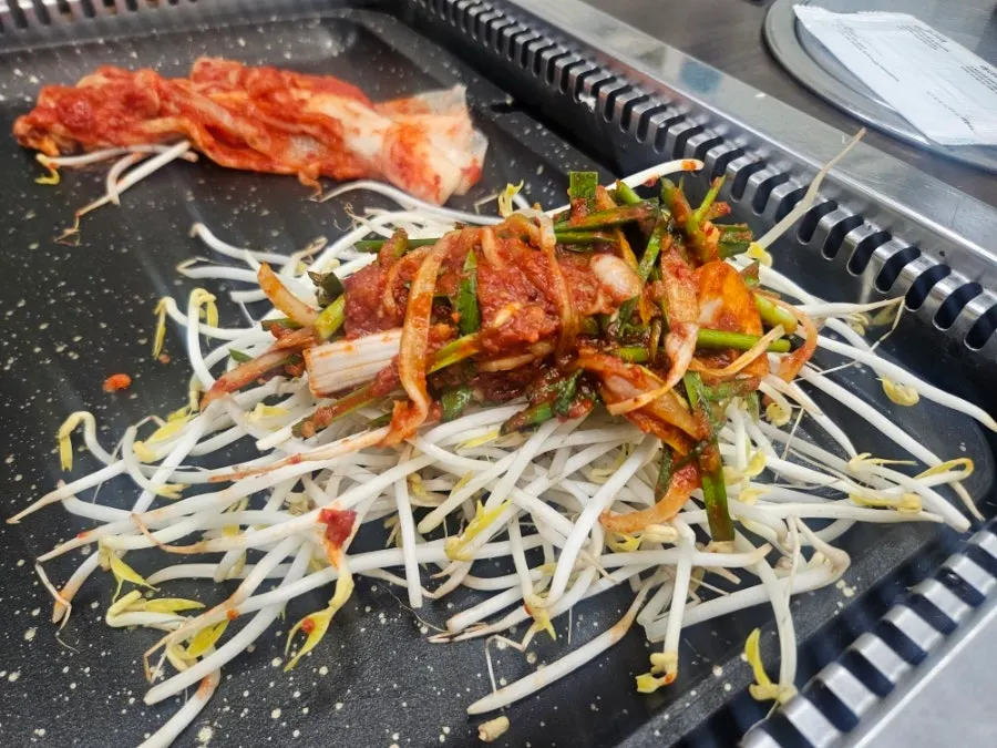 Sweet-savory seasoning and mung bean sprouts