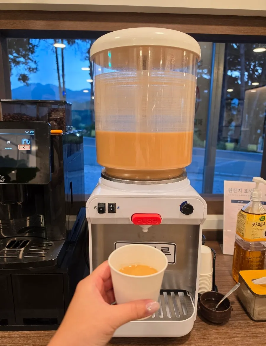 Misugaru and coffee corner for waiting customers at Sangol Chueojeong