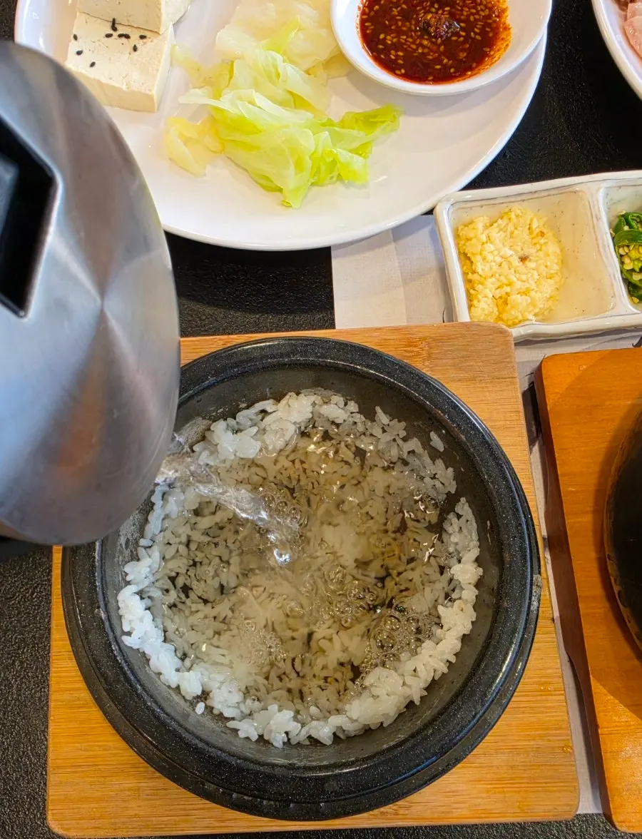 Scorched rice finish of the pot rice at Sangol Chueojeong