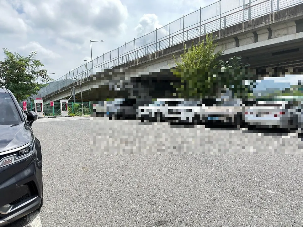 화덕으로간고등어 신탄진점 외관과 앞 주차장