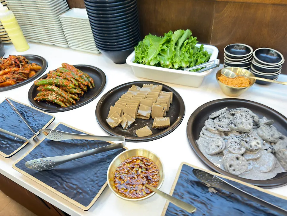 한식 뷔페처럼 차려진 셀프 반찬 코너