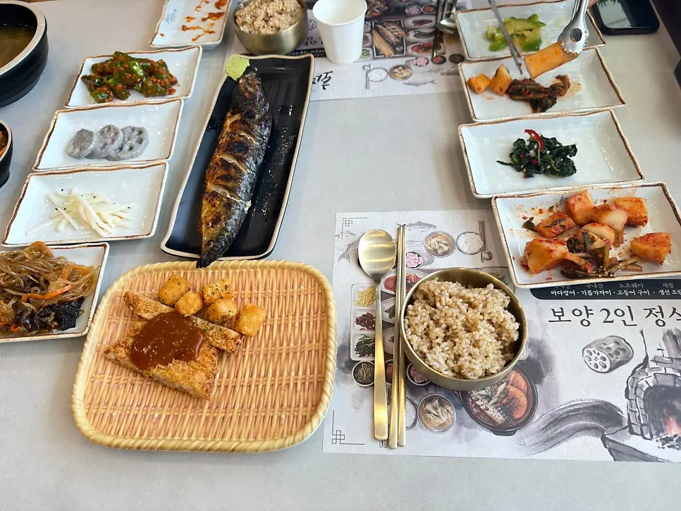 생선구이 정식과 한식 메뉴가 적힌 메뉴판
