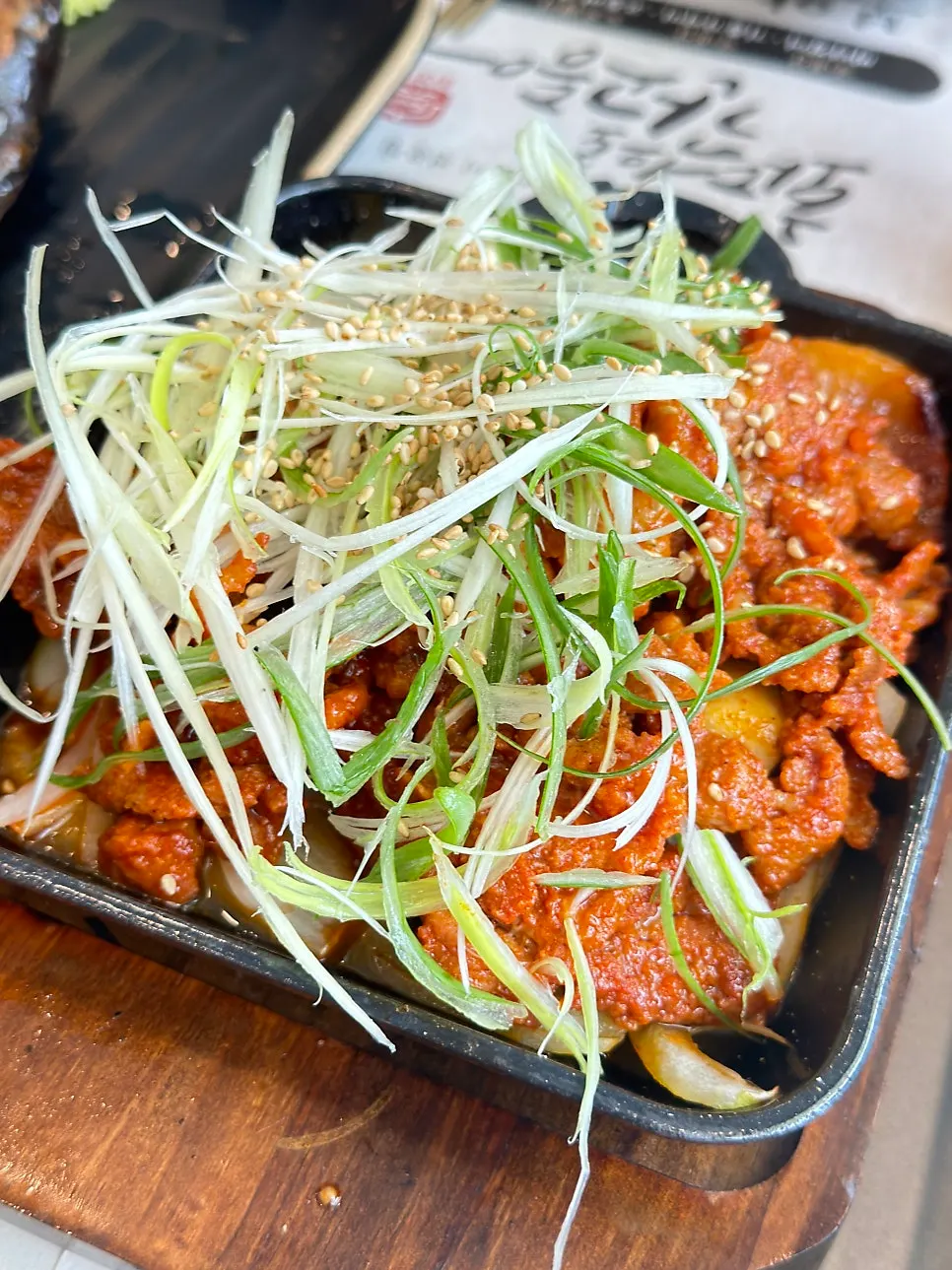 파채를 올린 화덕 제육