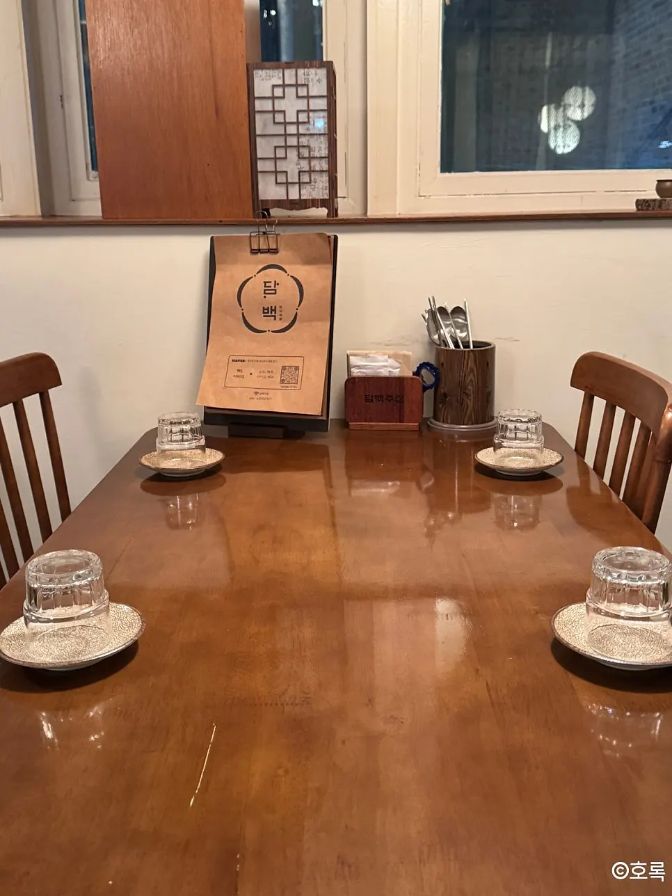 Open kitchen at Dambaek Jujeom
