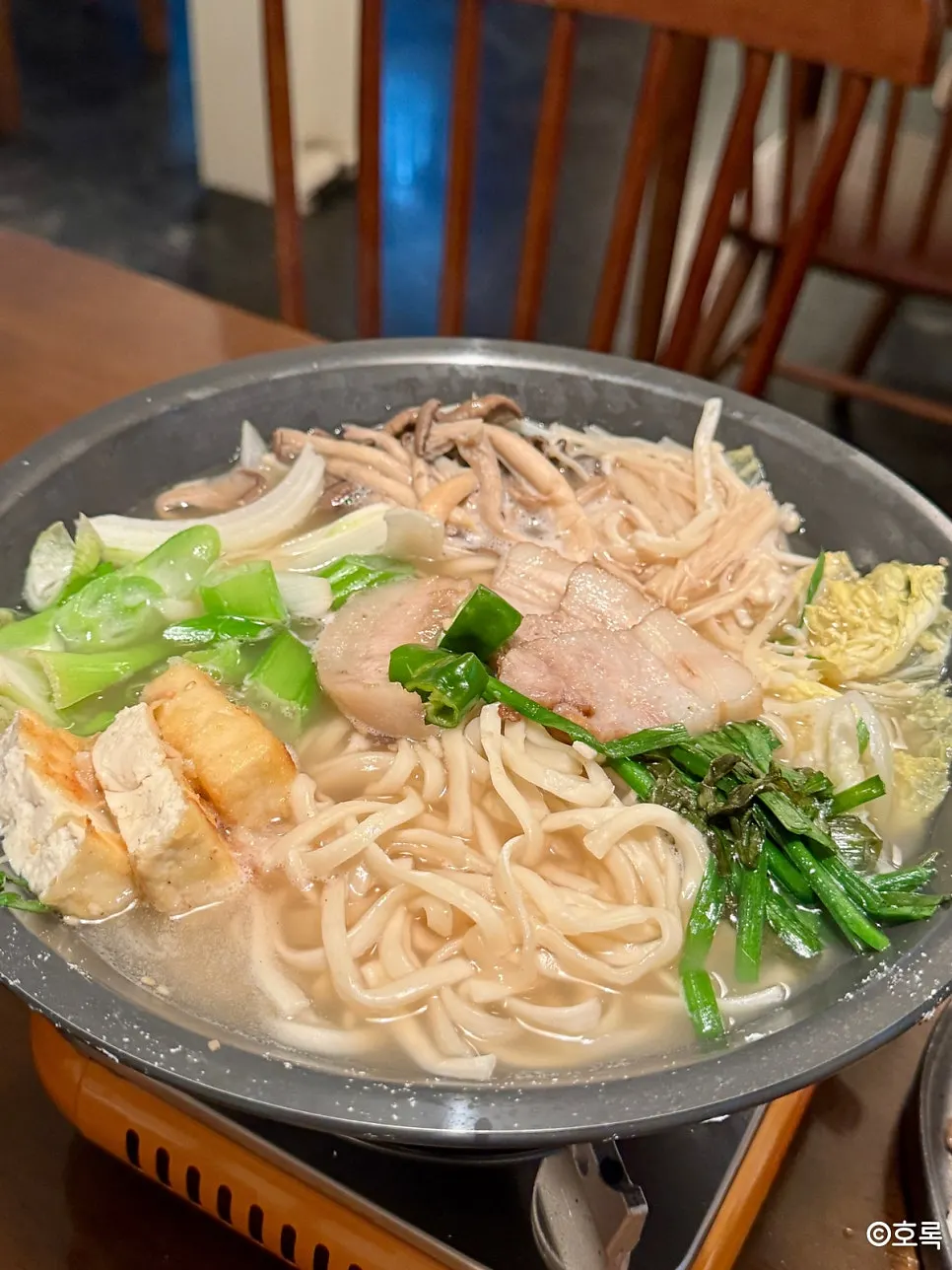 Suyuk broth and fresh kalguksu noodle ingredients