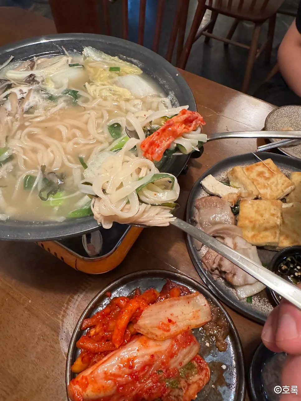 Kalguksu cooked in suyuk broth
