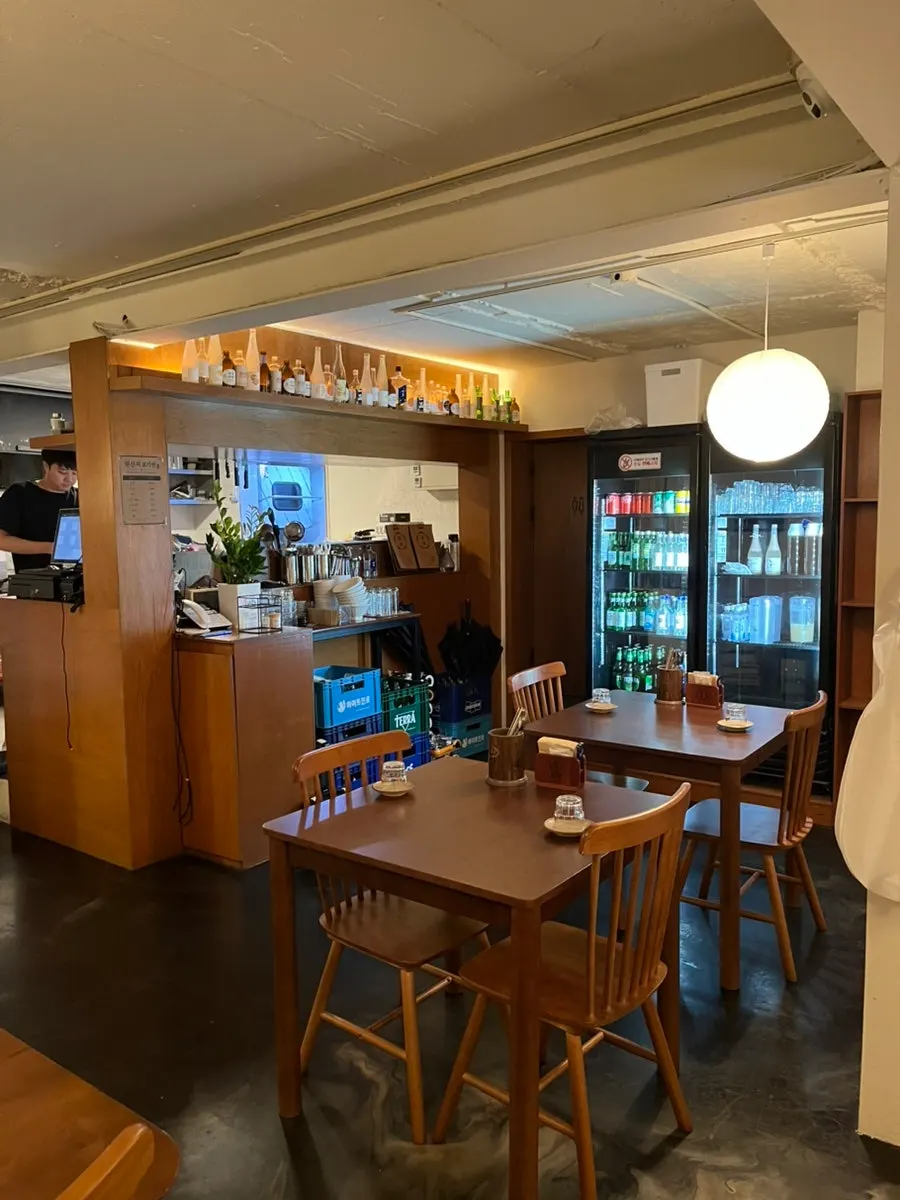 Two-person table at Dambaek Jujeom