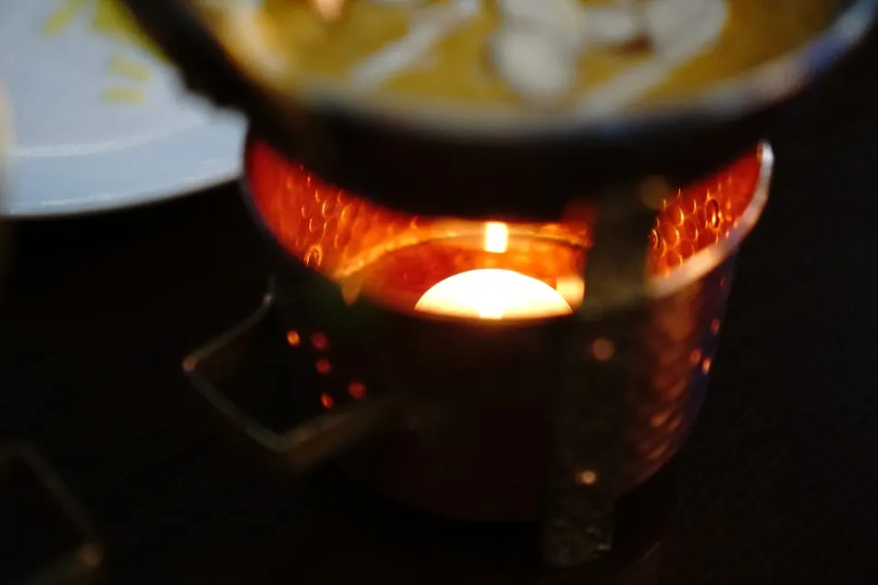 Mangkuk kari yang dipanaskan dengan lilin