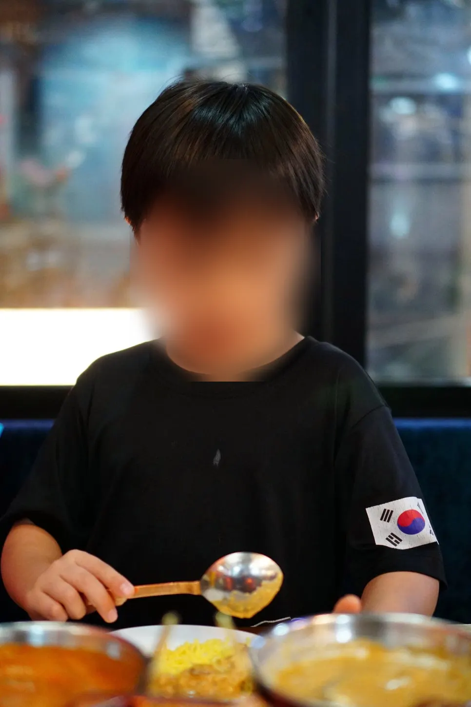 Mango lassi yang diminum anak-anak