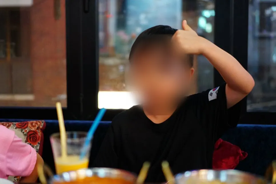 Meja makan dengan kari dan lassi