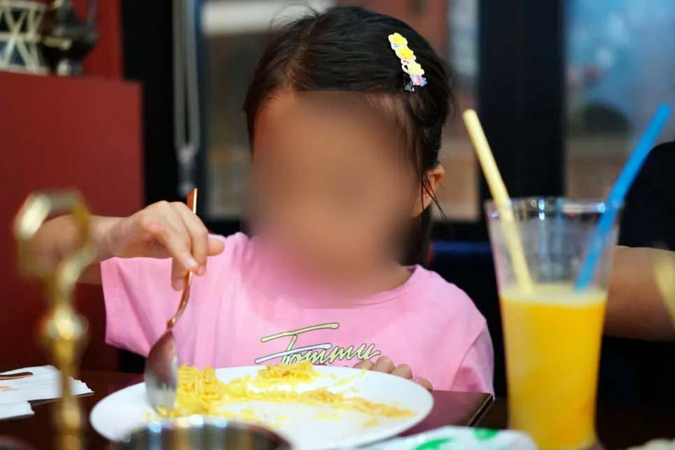 Anak makan nasi yang dicampur kari