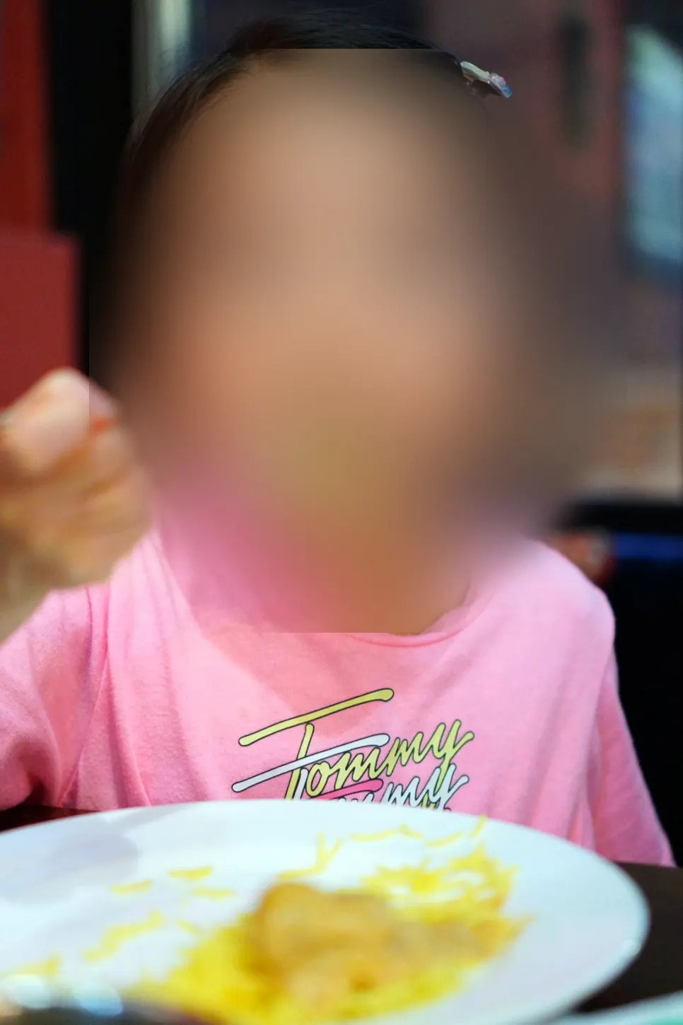 Anak memberi reaksi jempol