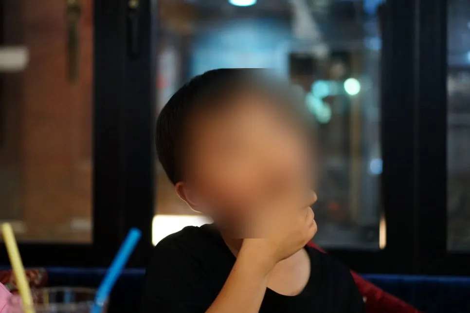 Anak makan nasi sambil pegang pinggan