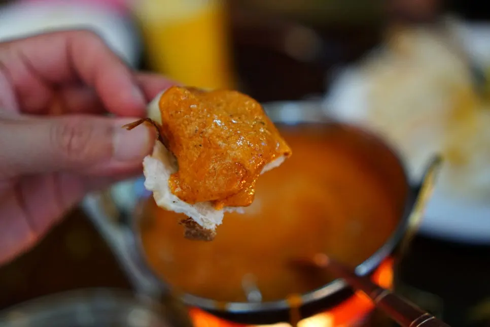 Kari diletak atas naan