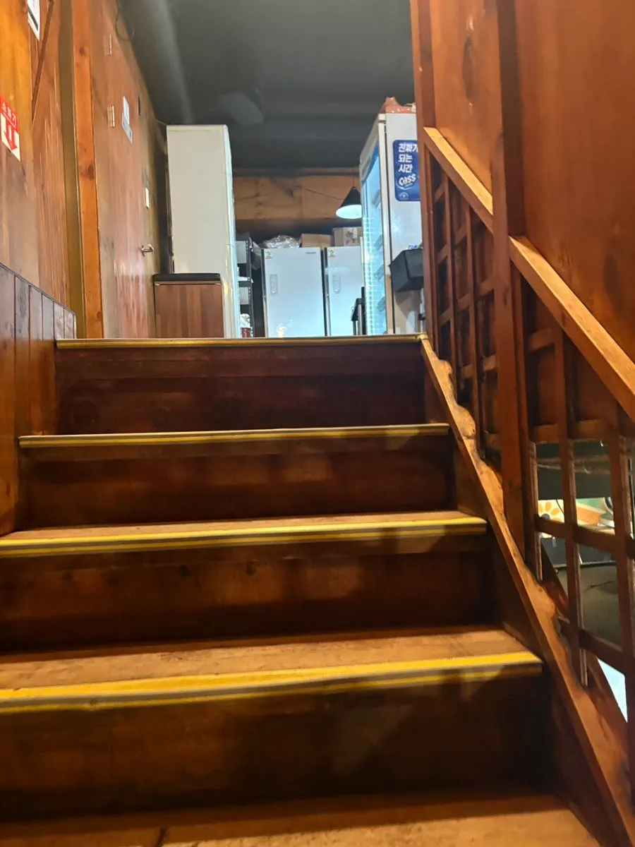 Khu vực bàn ăn bên trong Dojeok Hapjeong