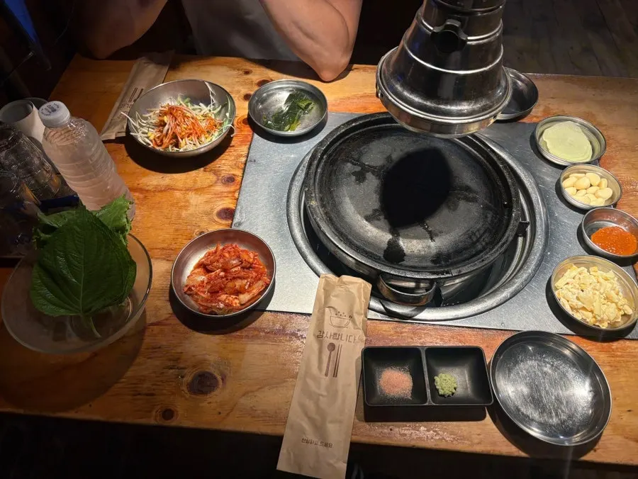 Món ăn kèm gồm rau myeongi-namul và củ cải muối ssammu