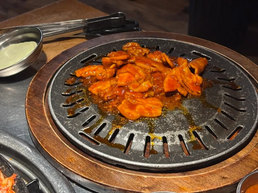Ba chỉ sốt gochujang được nướng sẵn từ bếp