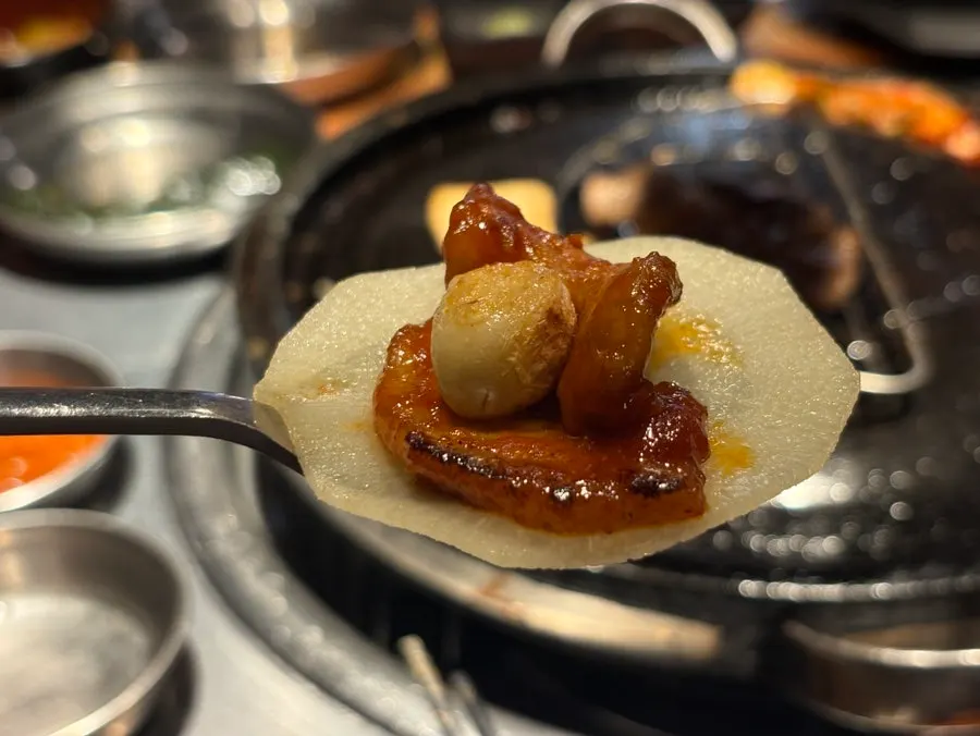 Mâm ăn đang thưởng thức ba chỉ sốt gochujang