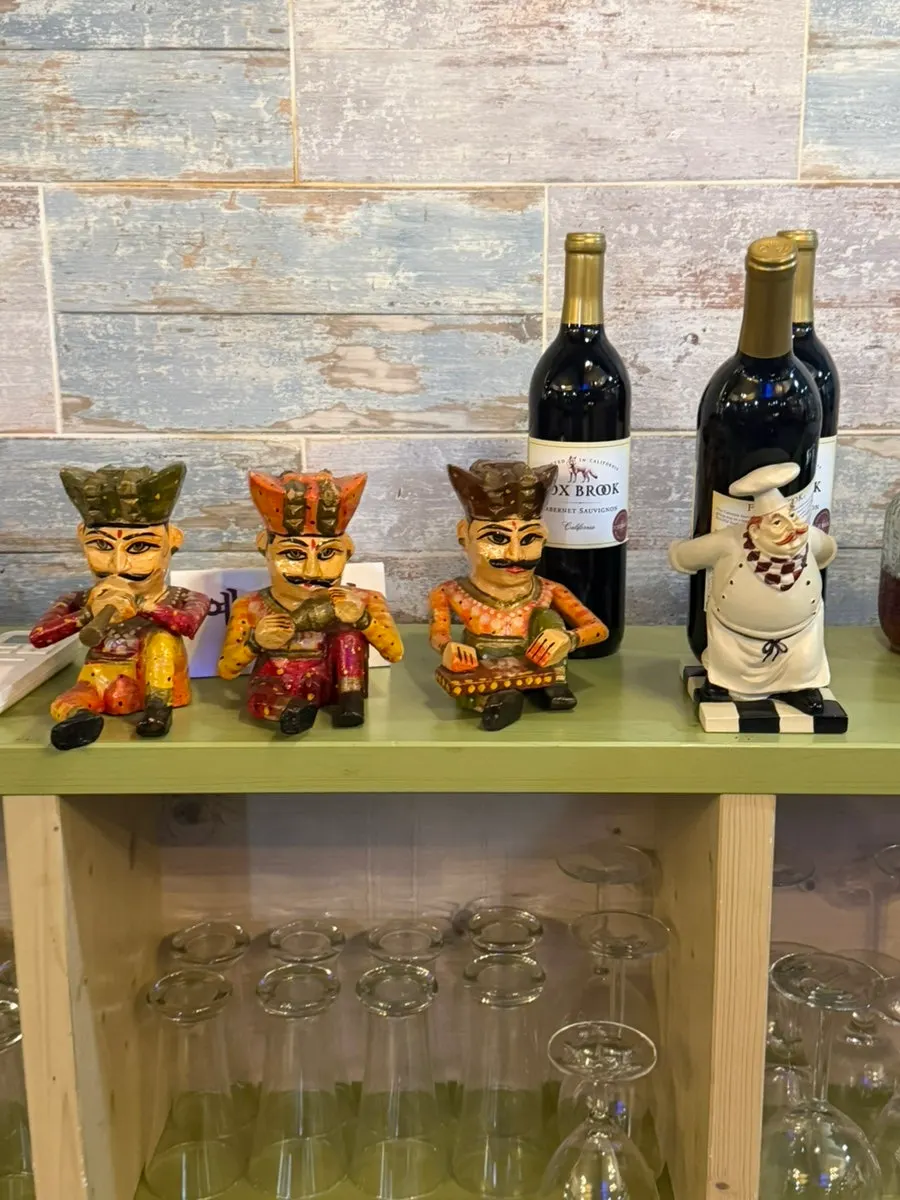 Indian-style tableware and decorations