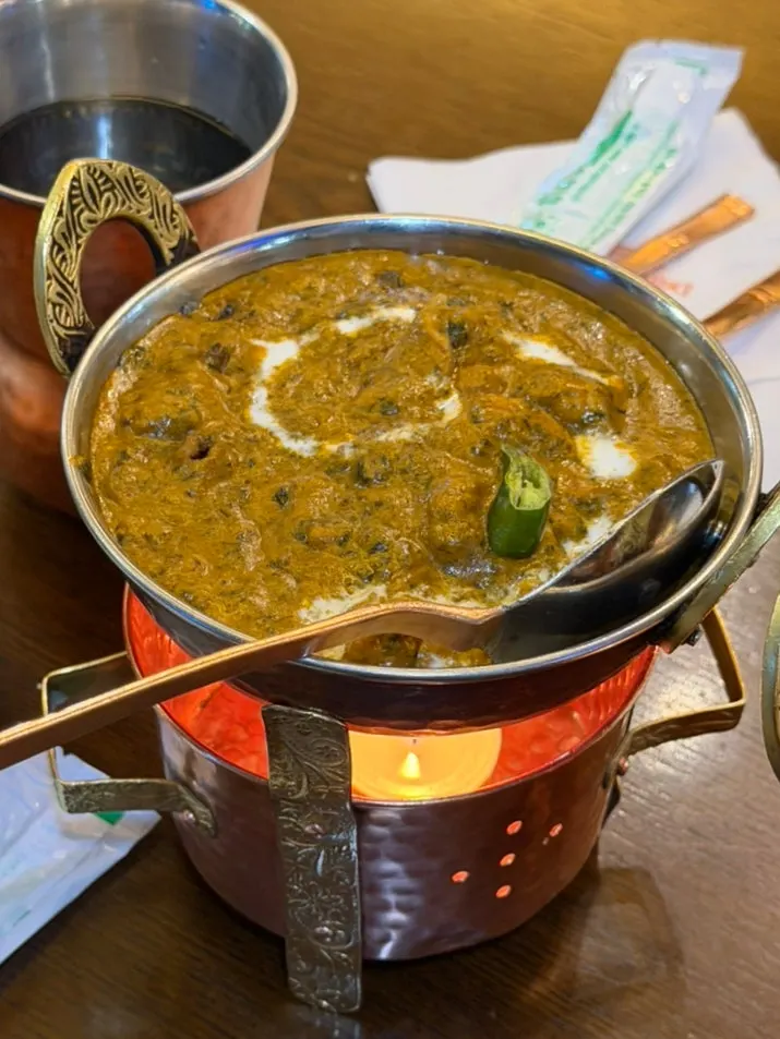 Curry with several types of naan