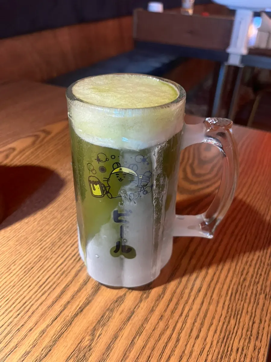 거품이 올라온 말차 맥주 클로즈업