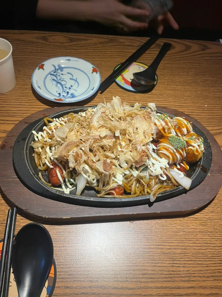 하이볼과 함께 놓인 테이블 세팅