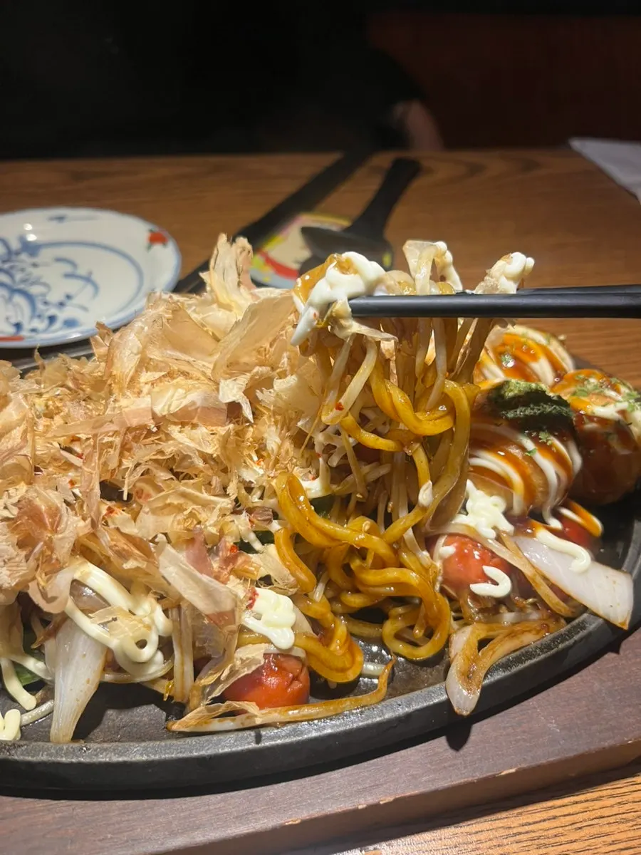 가쓰오부시가 올라간 타코야끼 볶음면 철판