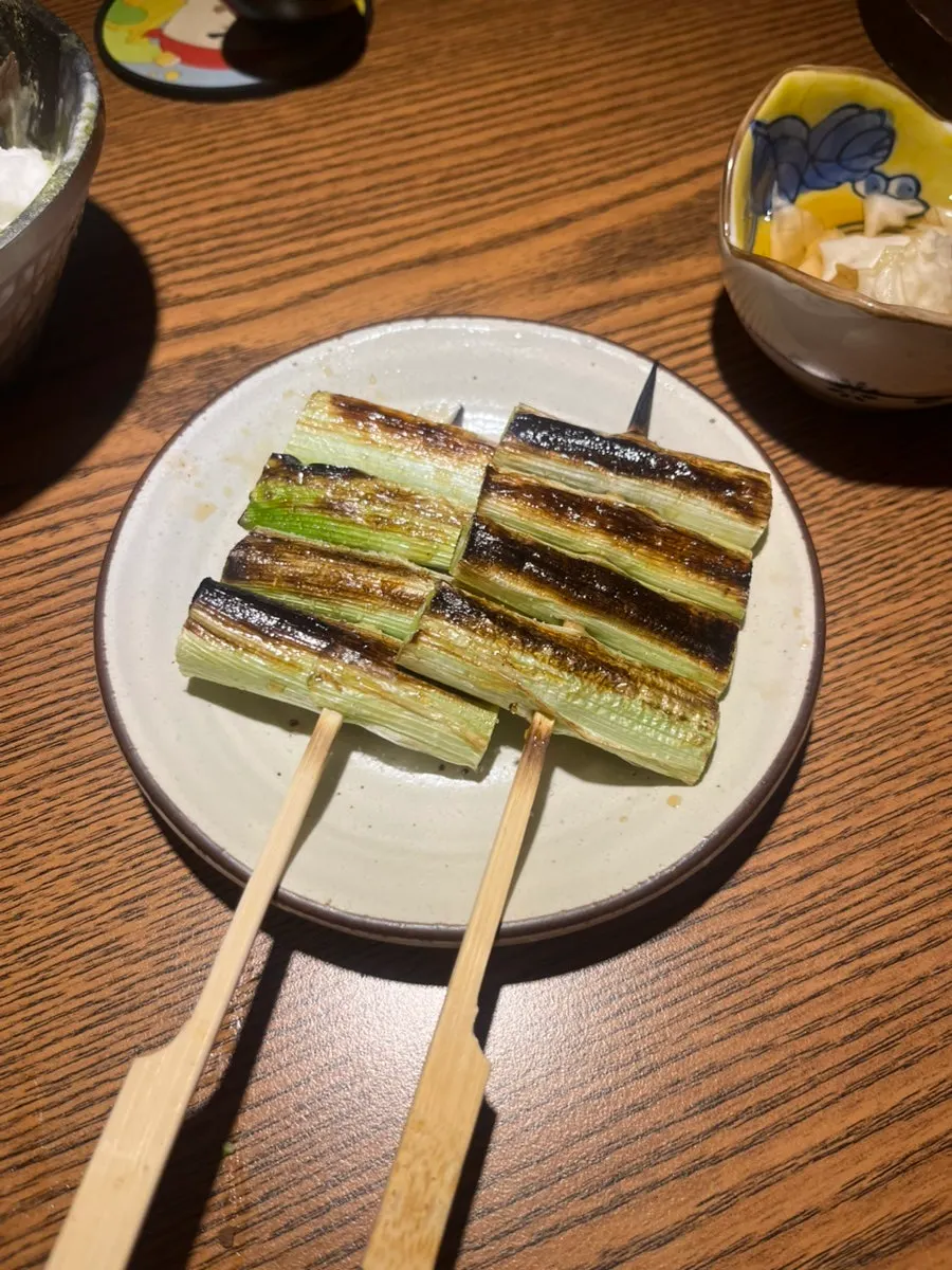 숯불에 구운 대파 꼬치