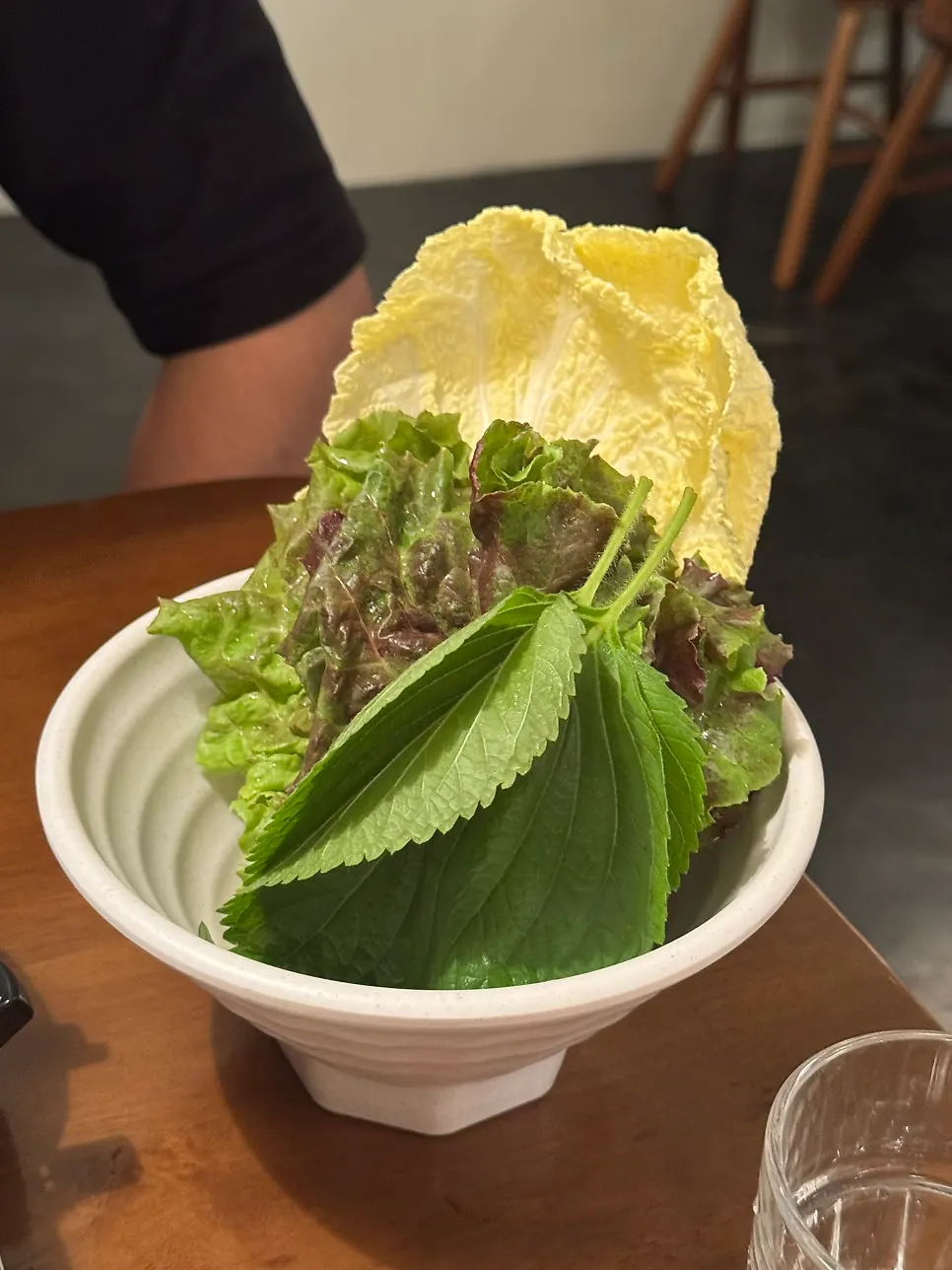 깻잎 알배추 상추가 담긴 쌈채소 접시