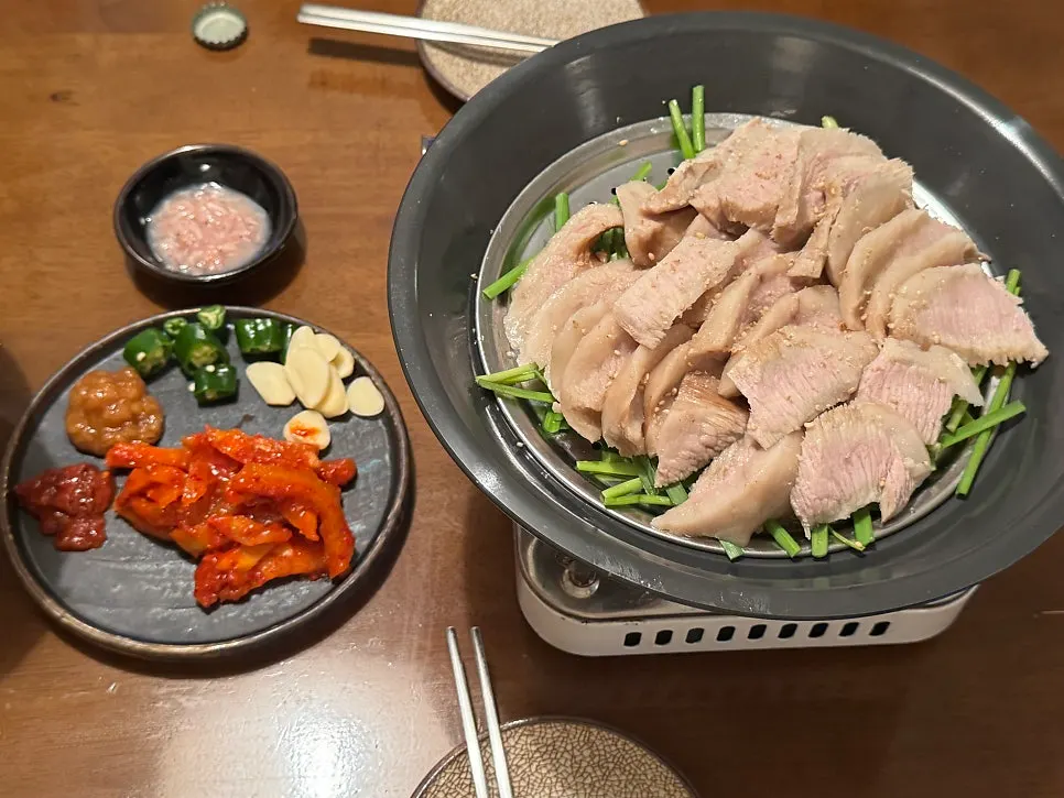 개인버너 위에 올려진 항정수육 한 상