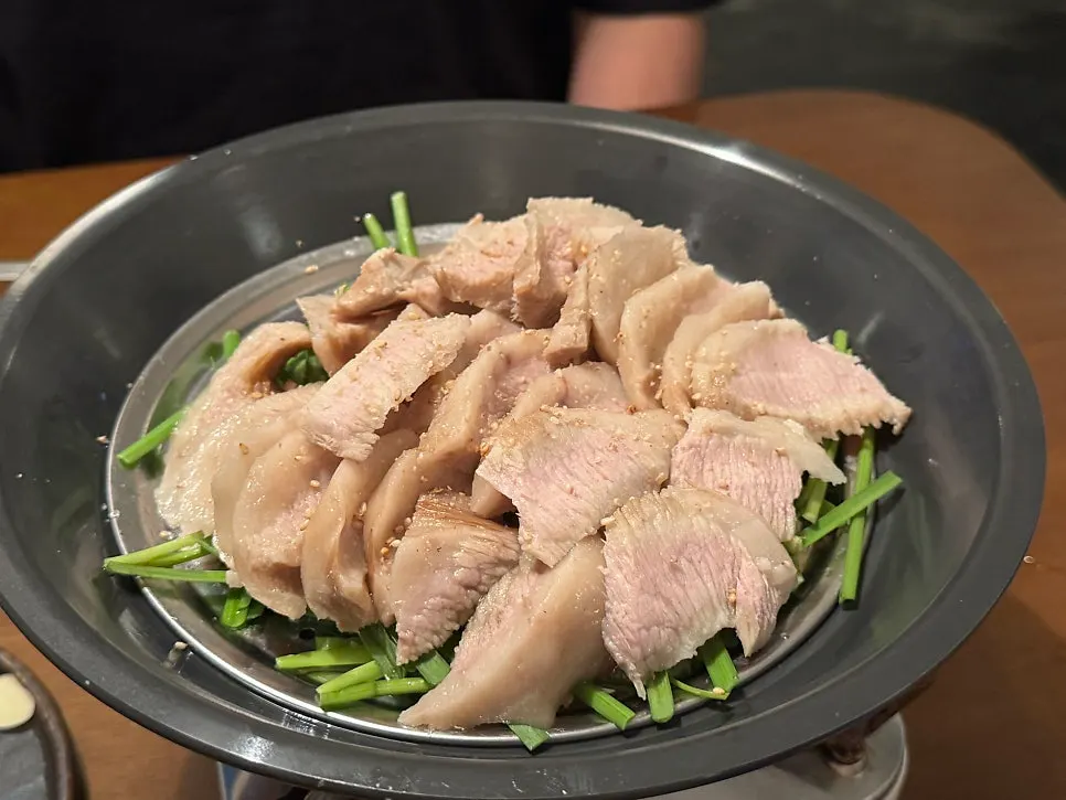 비계와 살코기 비율이 좋은 항정살 수육 클로즈업