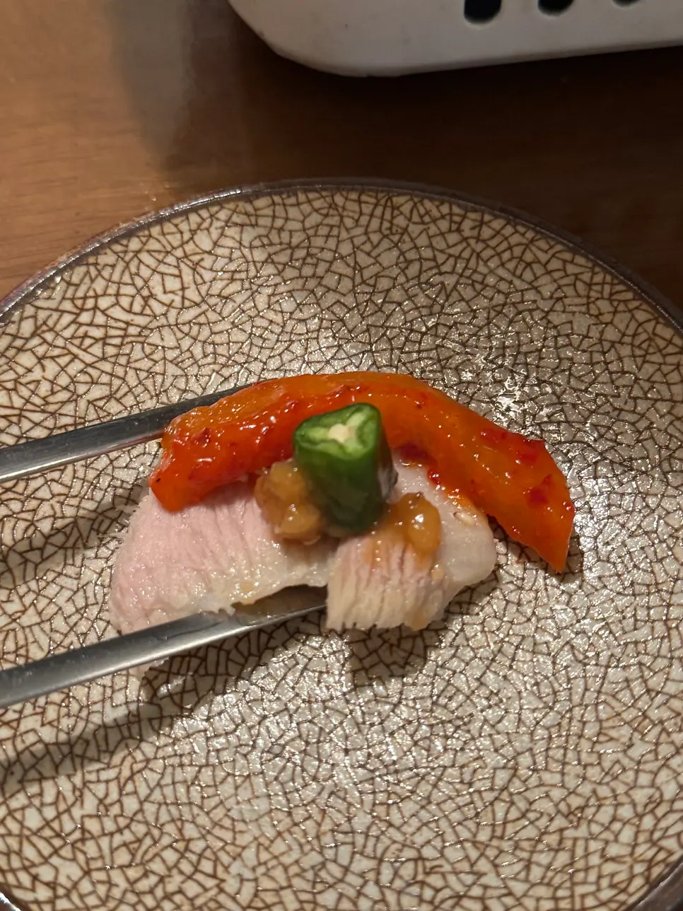 쌈에 올린 항정수육 한 점