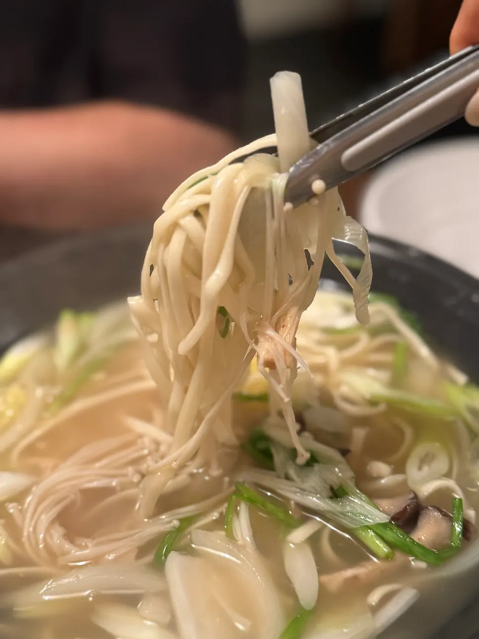 야채 듬뿍 넣어 완성한 칼국수 한 그릇