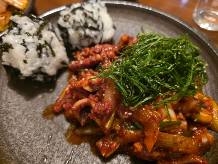 삼겹수육에 김치와 두부를 곁들인 접시