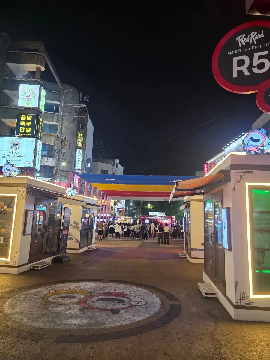 아늑한 조명의 담백주점 테이블