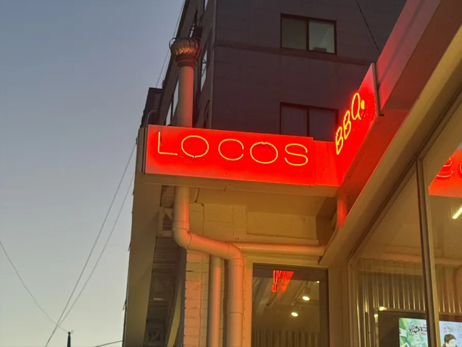 The exotic-feeling entrance of Locos BBQ Sangsu Branch