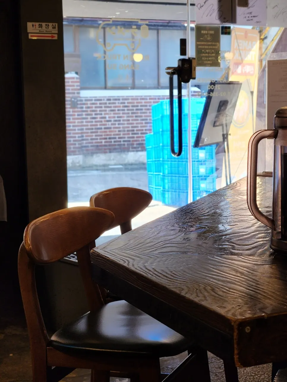 Interior centered on counter seating