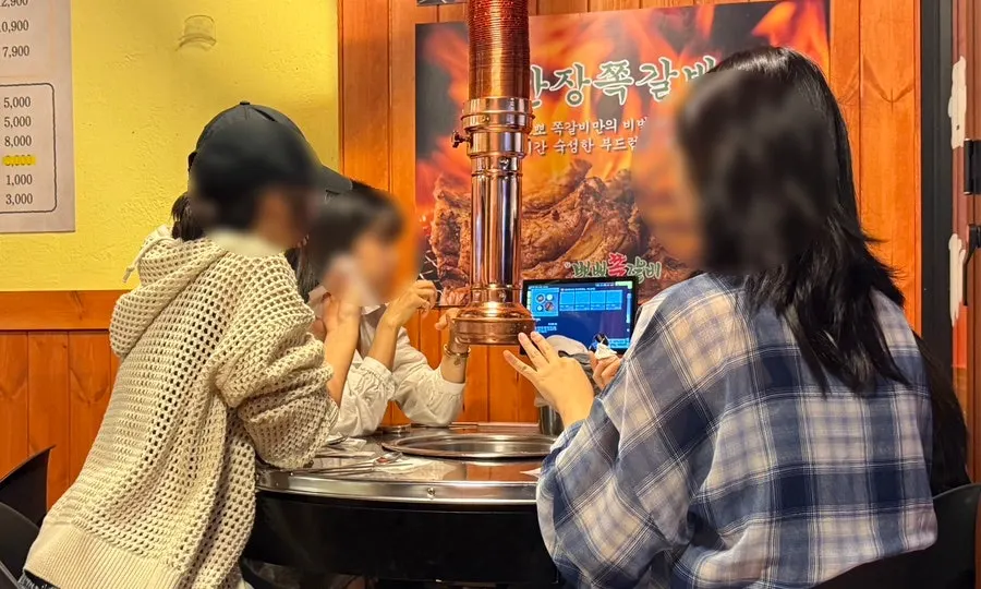 참뽀뽀쪽갈비 합정점 실내 테이블 전경