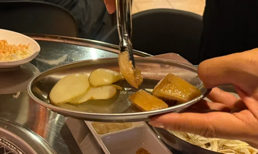 불판에 구워 먹는 기본 제공 감자와 껍데기