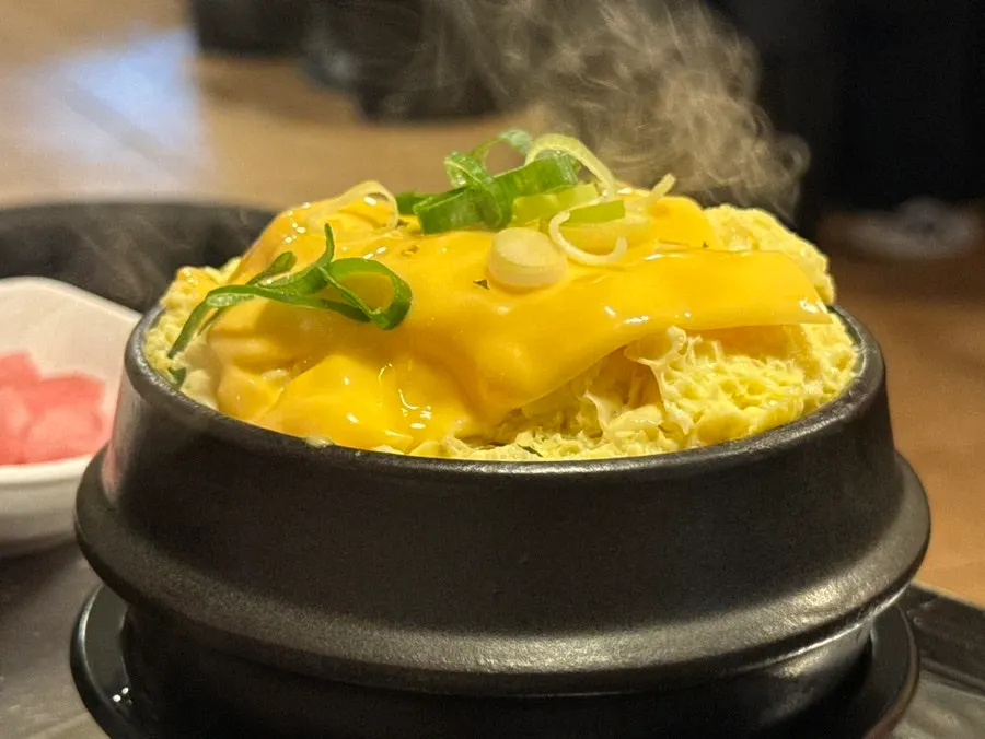 뚝배기 위로 부풀어 오른 폭탄 계란찜