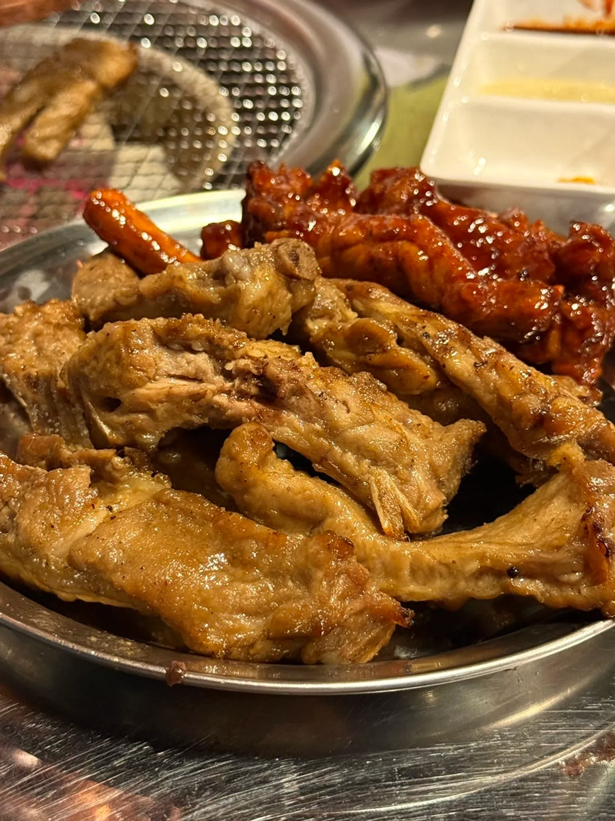 세트로 나온 간장쪽갈비 2개와 양념쪽갈비 1개