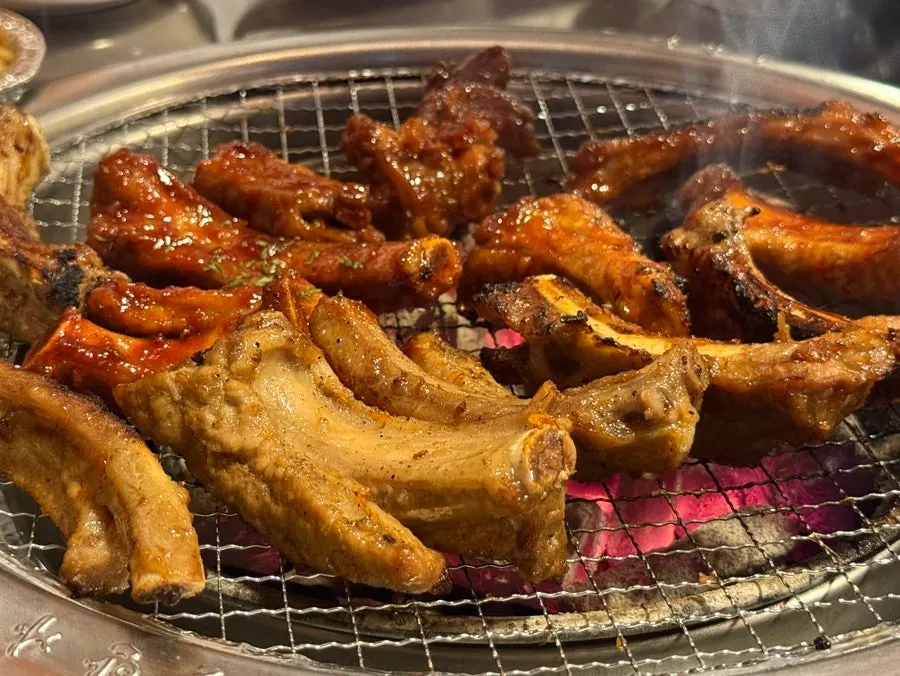불판 위에서 굽고 있는 초벌 쪽갈비