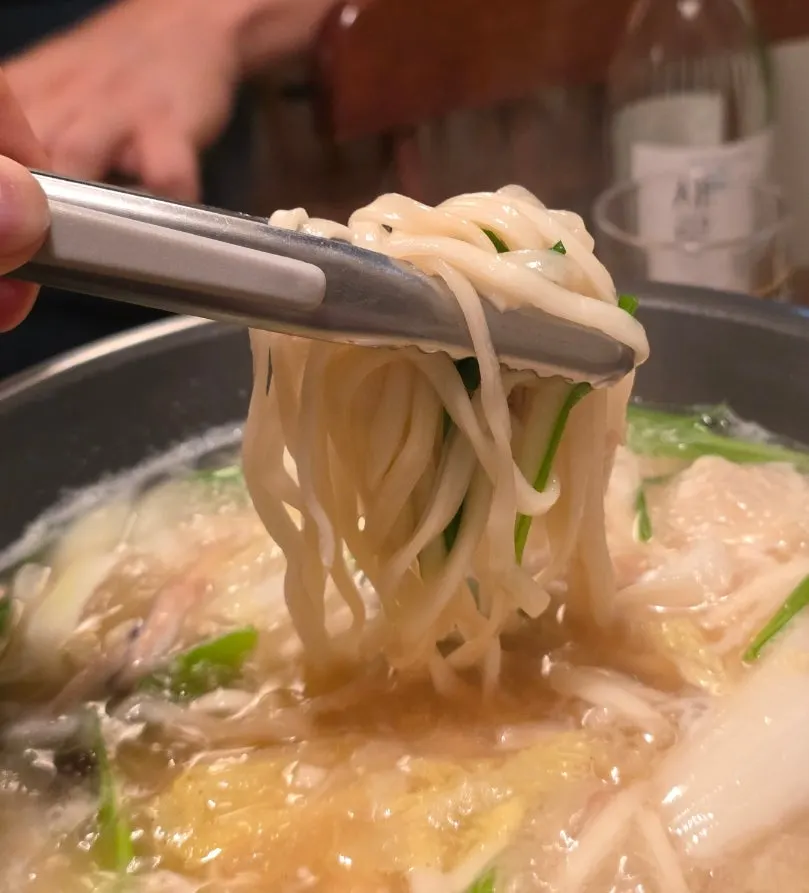 배추와 버섯을 넣은 칼국수 냄비
