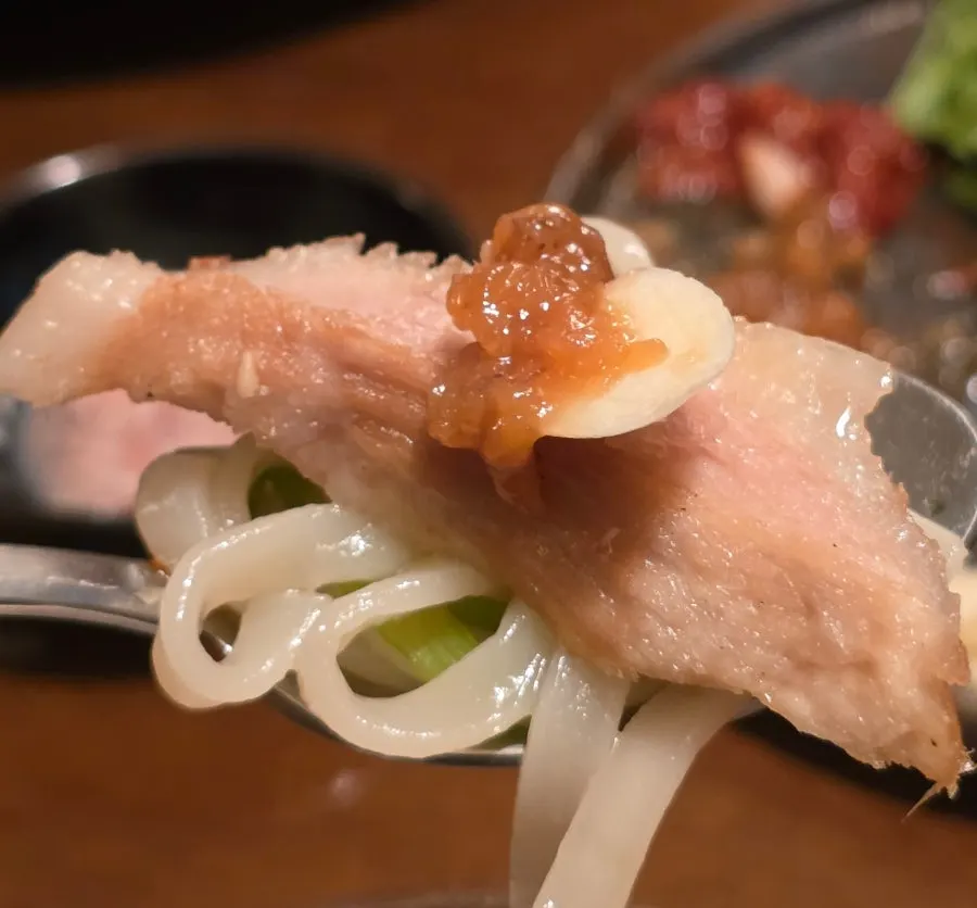 배추와 함께 들어 올린 칼국수 면발