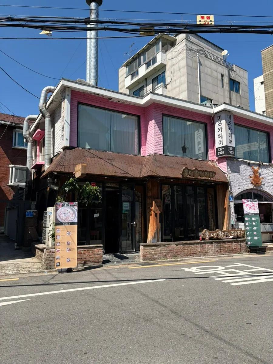 Exterior of Hongdae Hwadeok Pizza in the alley between Hapjeong and Sangsu