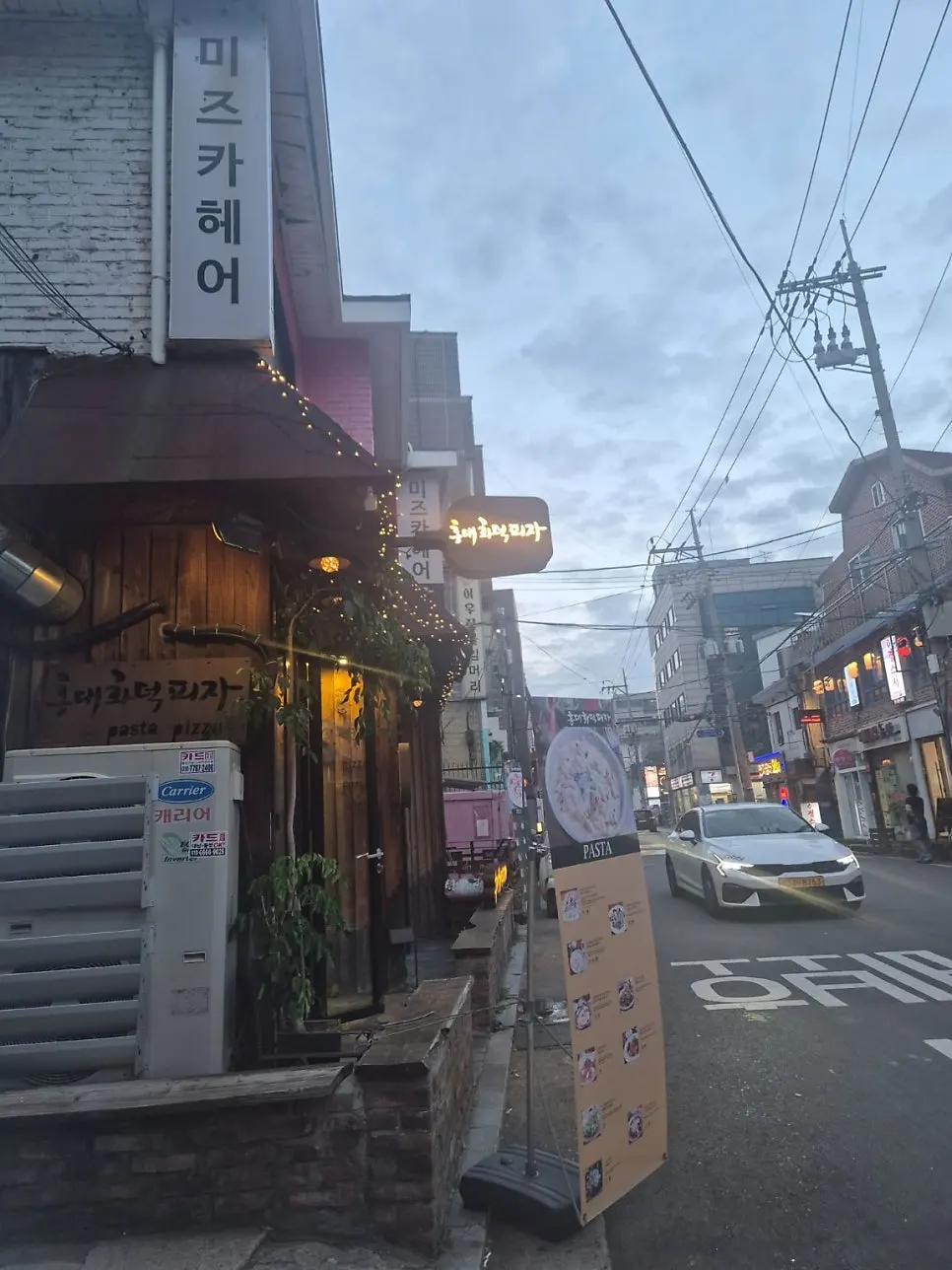 Exterior and entrance of Hongdae Hwadeok Pizza