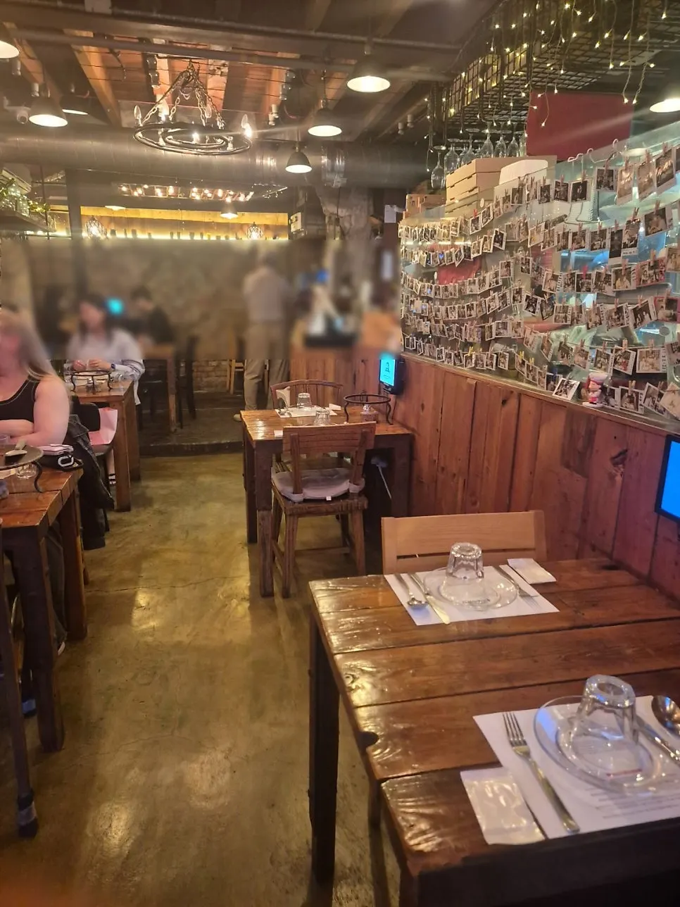 A corner of the restaurant decorated with small charming props