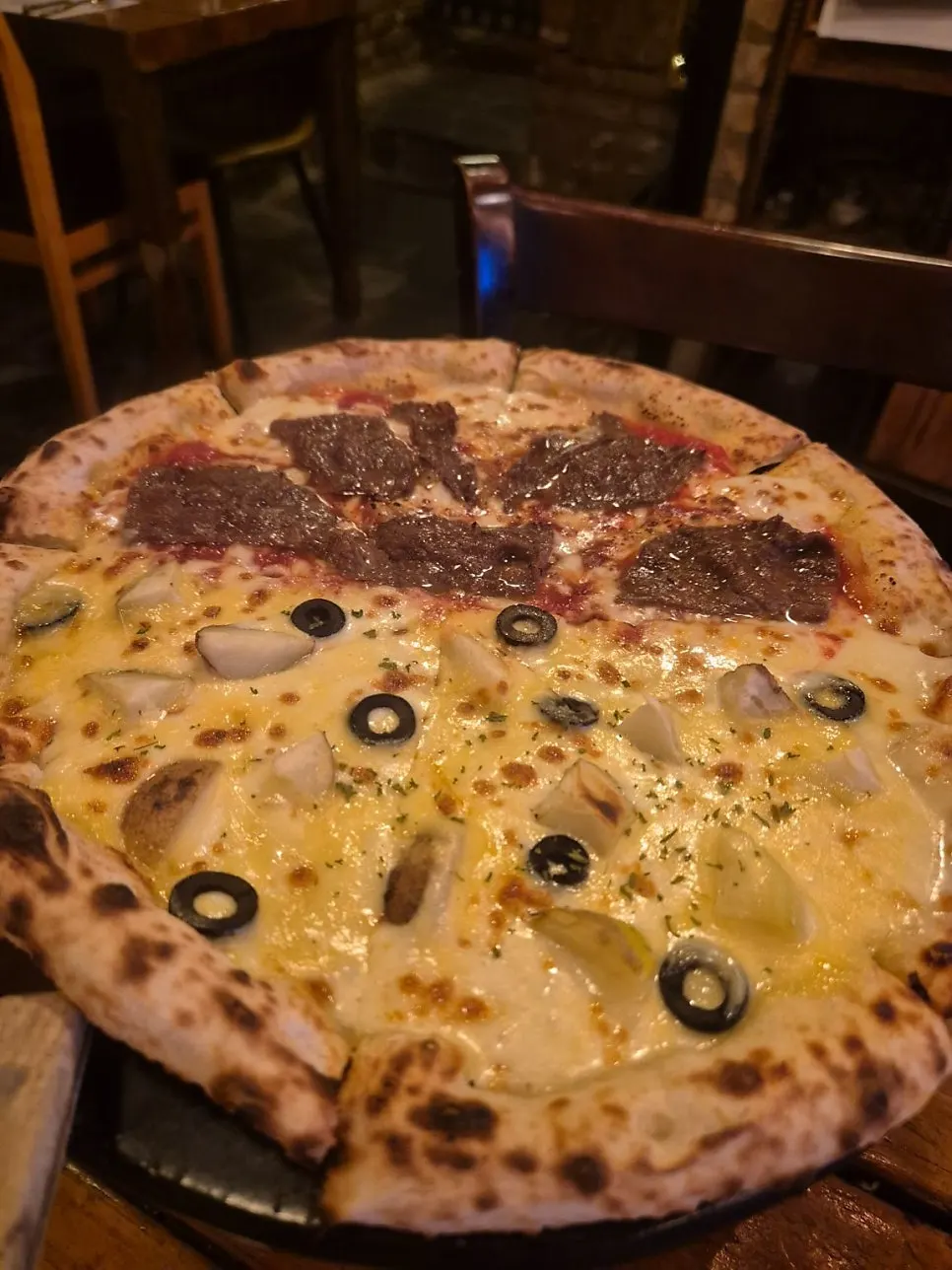 Close-up of the Manjo-Patata pizza split down the middle