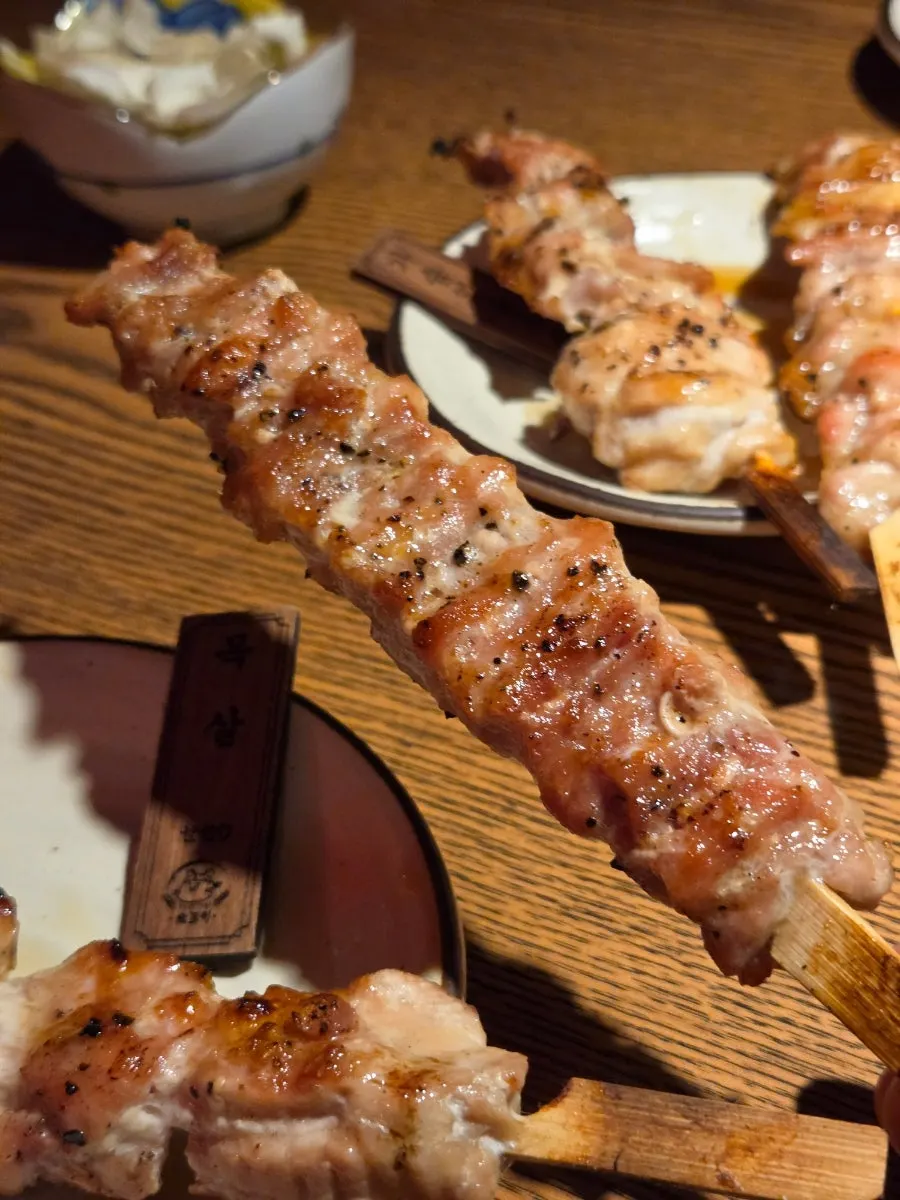 Skewer plate with wooden labels