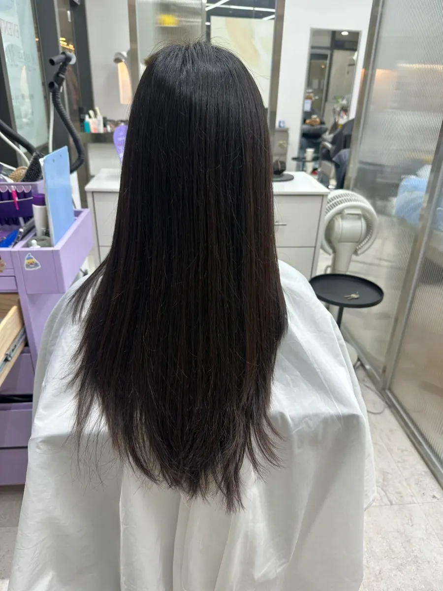Damaged hair ends before trimming